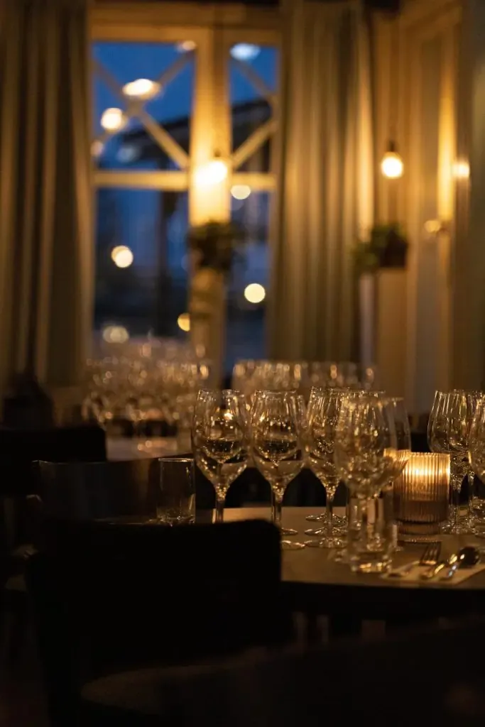 Restaurang Åtellet med dukat bord och stämningsfull belysning