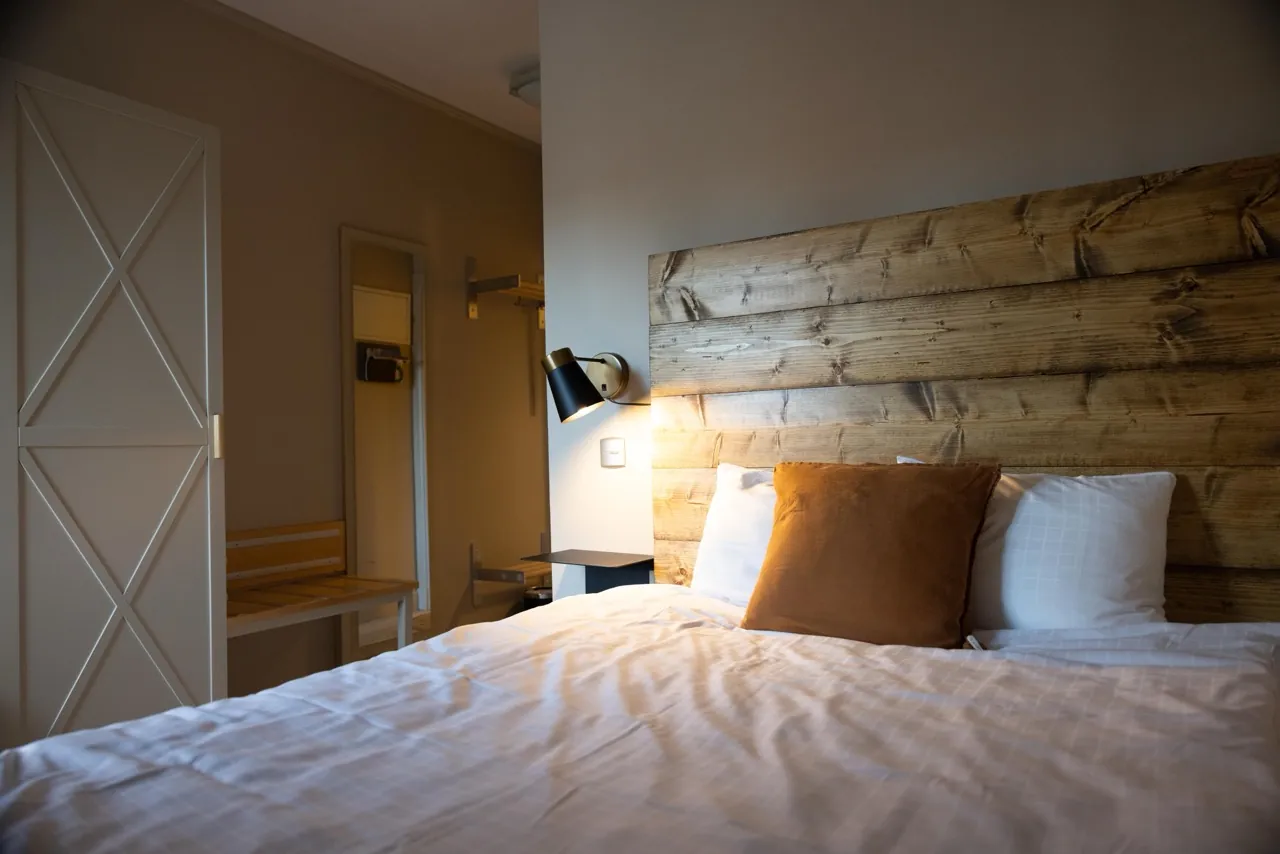 Elegant hotellrum med utsikt över Norrtäljeviken på Åtellet